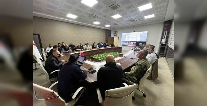 Manisada 6.1lik Balıkesir depremi sonrası kriz yönetimi Valilikte toplandı