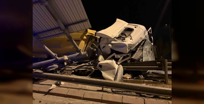 Melikgazi'de tır bariyerlere girdi: Sürücü yaralandı