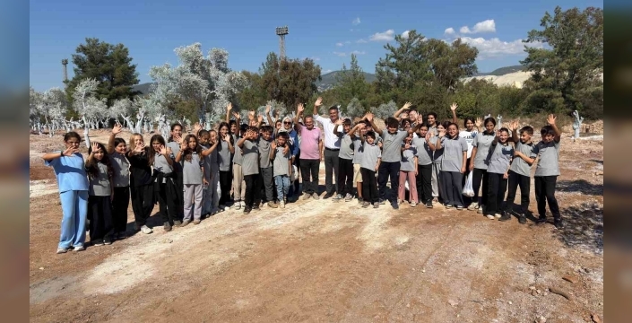 Milas'ta 100 ilkokul öğrencisi, 300 zeytin fidanını toprakla buluşturdu