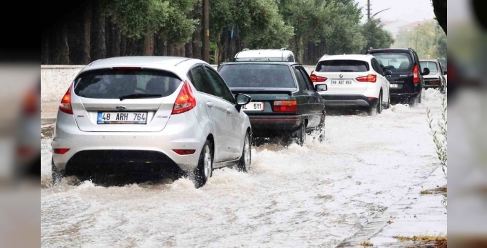 Muğlanın 4 ilçesi için kuvvetli sağanak tehlikesi: Dikkatli olunmalı