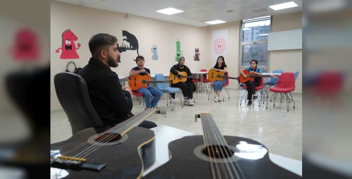 Muş Gençlik Merkezi'nde güzel sanatlar atölyelerine yoğun ilgi
