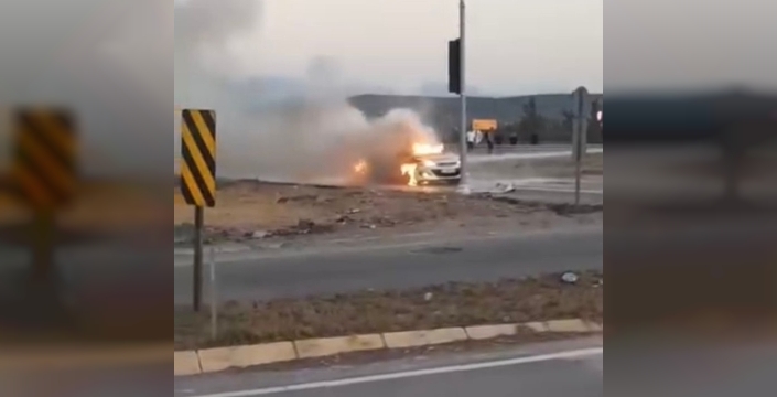 Osmaniye'de ışıkta bekleyen otomobil alev aldı