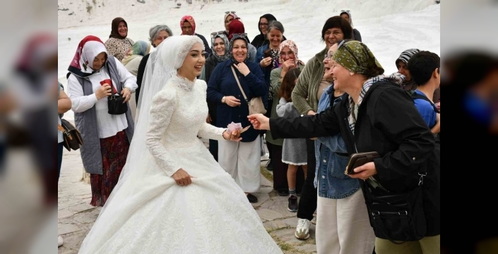 Pamukkale'de turist sürprizi: düğün çiftine takı töreni
