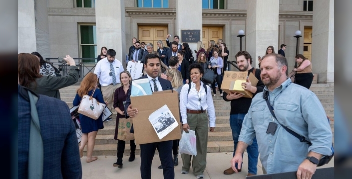 Pentagon'un yeni kurallarına tepki: Gazeteciler kartlarını iade etti