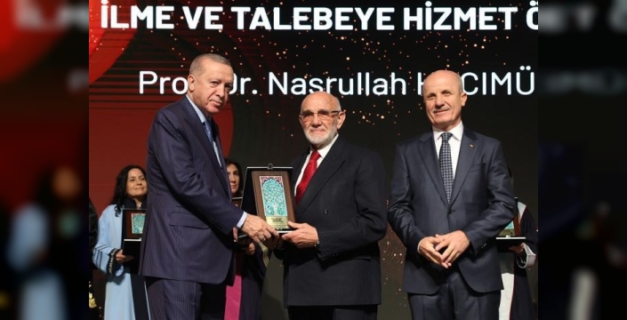 Prof. Dr. Nasrullah Hacımüftüoğlu'na 'İlme ve Talebeye Hizmet' ödülü takdim edildi