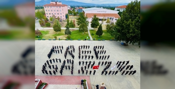 Salihli'de liseliler bedenleriyle 'Free Gazze' yazdı