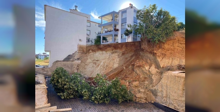 Serik'te ikinci toprak kayması: İncir ağacı inşaatın üzerine devrildi