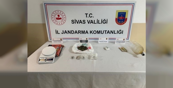 Sivasta evden uyuşturucu çıktı: 15 yıl hapis cezası olan şahısla birlikte 1 tutuklandı