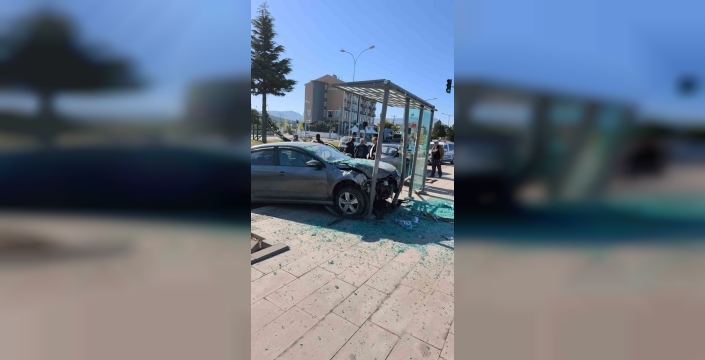Şok kaza Konya'da: araba durağa çarptı ve yaralı oluştu