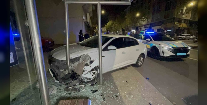 Tekirdağ'da alkollü sürücü yolcu durağına daldı