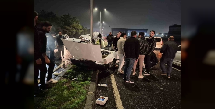 Tekirdağ'da otomobil aydınlatma direğine çarparak ikiye ayrıldı: Sürücü yaralandı