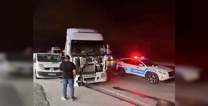 Tır kazası sultangazi'de: bir yaralı ve trafik karışması