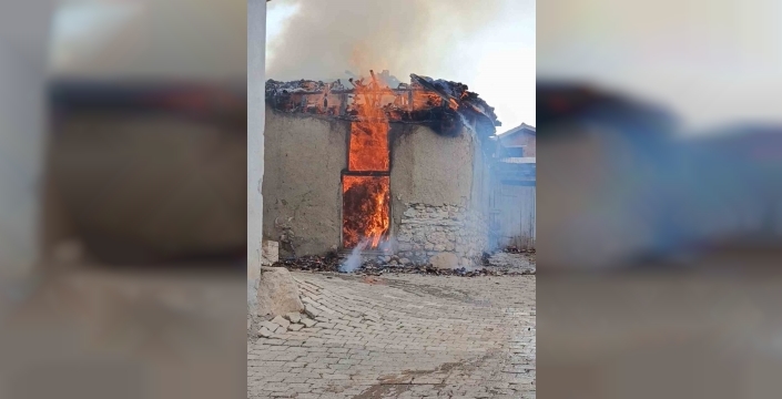 Tokat’ın Zile ilçesinde çıkan yangında ev ve samanlık küle döndü