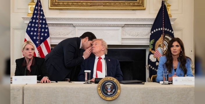 Trump, Gazze açıklaması sırasında Rubio'dan not aldı: 'Anlaşmaya yakınız'