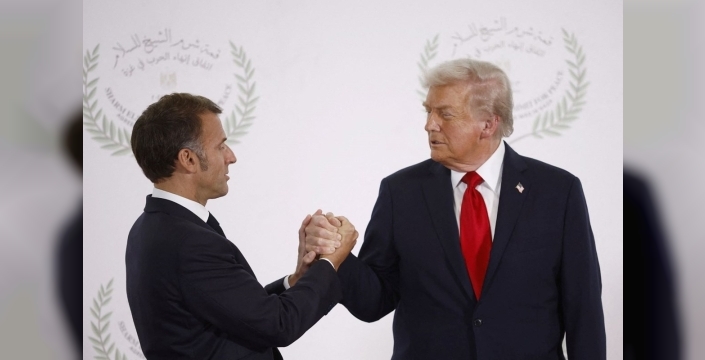 Trump ve Macron'un el sıkışma anı: İddialara göre gergin sohbet