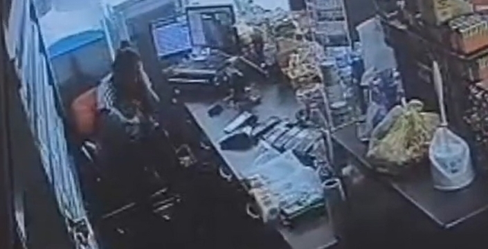 Turgutlu'da dehşet: Eski eş ve yanındaki şahıs bebekli annenin gözü önünde bıçaklandı