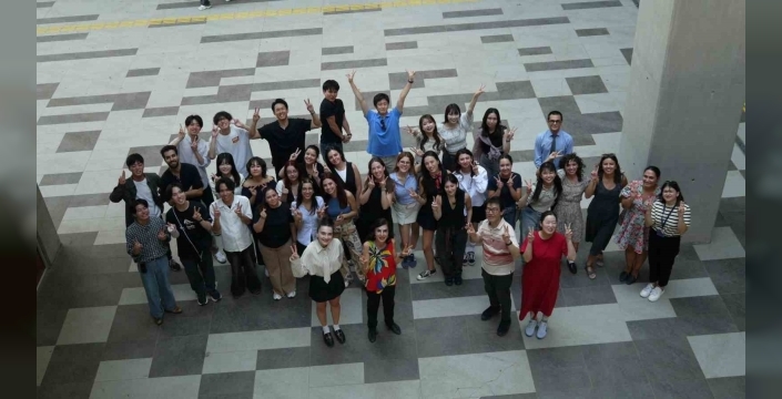 Türk ve Japon öğrenciler İzmir Resim Heykel Müzesi'ni doğa dostu kütüphaneye dönüştürdü