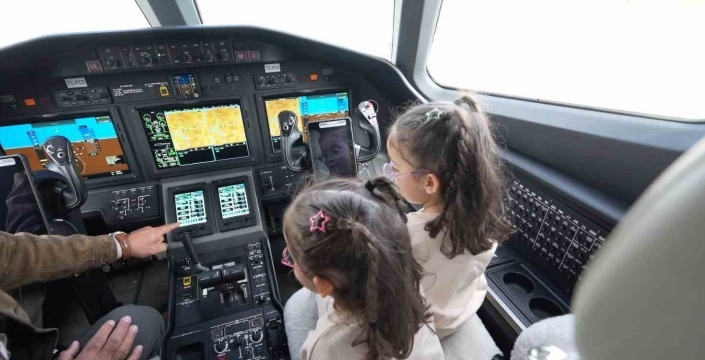 Ulaştırma Bakanı Uraloğlu, uçaklara ilgi duyan ikiz kardeşleri ağırladı