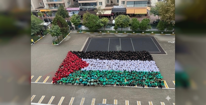 Yıldırım'da öğrenciler filistin'e destek için dev bayrak koreografisi yaptı