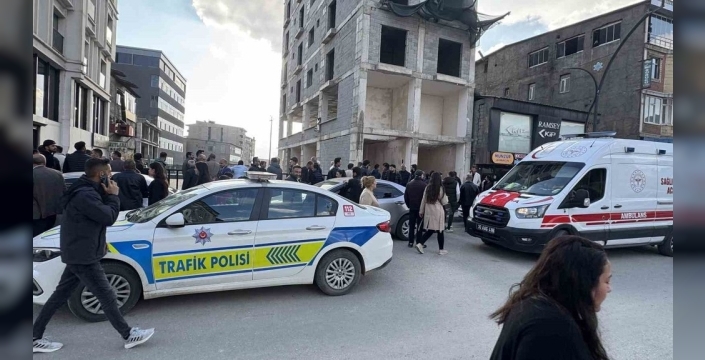 Yüksekovada yürekler ağza geldi: 5. kattan atlamak isteyen genci polis nefes kesen operasyonla kurtardı!