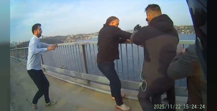 15 Temmuz Köprüsü'nde nefes kesen kurtarma: İntihar girişimindeki genci polis ve vatandaşlar hayata döndürdü!