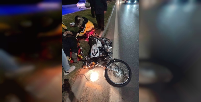 Afyonkarahisar'da korkutan motosiklet kazası: Kaldırıma çarpıp devrildiler, 2 kişi yaralandı