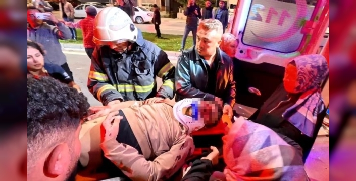 Aksaray'da feci kaza: Elektrik direğine saplanan araçta 2 kişi ağır yaralandı!