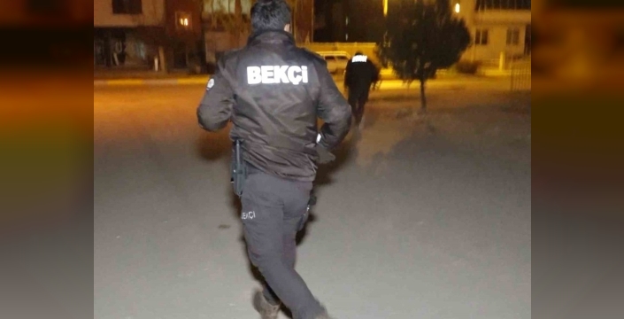 Aksaray sokaklarında nefes kesen kovalamaca: Bekçiler şüpheliyi sanise saniyesine yakaladı!