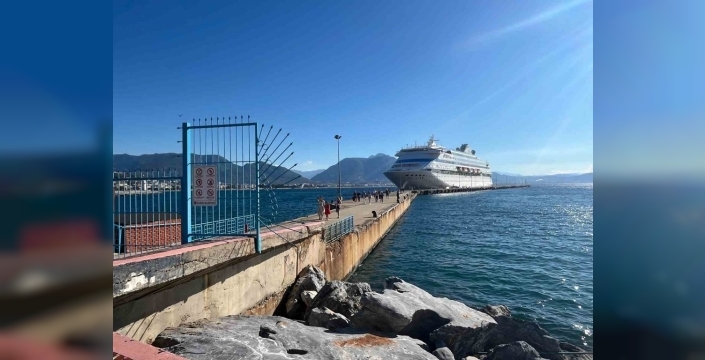 Alanya Limanı'na dev misafir: 616 yolcu ve 435 mürettebatlı lüks kruvaziyer demir attı!