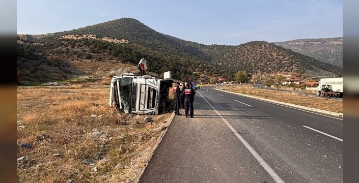 Amasya'da trafik polisi, tehlikeyi elinde fırça ile yok etti