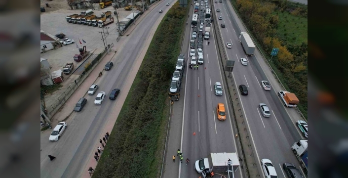 Anadolu otoyolu kilometrelerce kilitlendi: SUV taşıyan TIR ile kamyonet çarpıştı, trafik durdu!