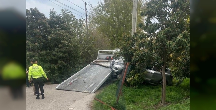 Antalya'da çekici dramı: Unutulan vites bahçeye uçurdu, 2 yaralı