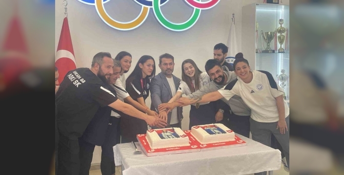 Askı spor'dan dünya şampiyonlarına görkemli karşılama: Tahta kestiler!