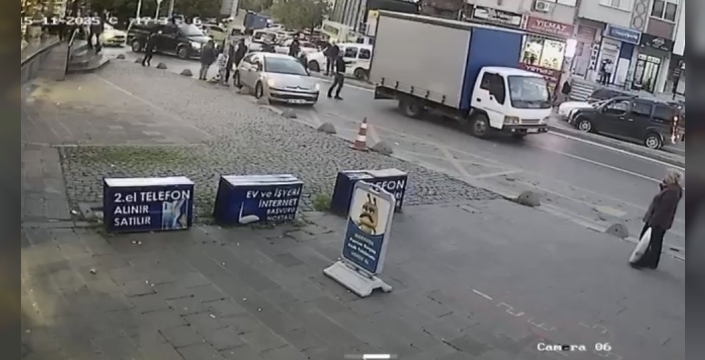 Ataşehir'de kamyonet durağa dalınca korku dolu anlar yaşandı