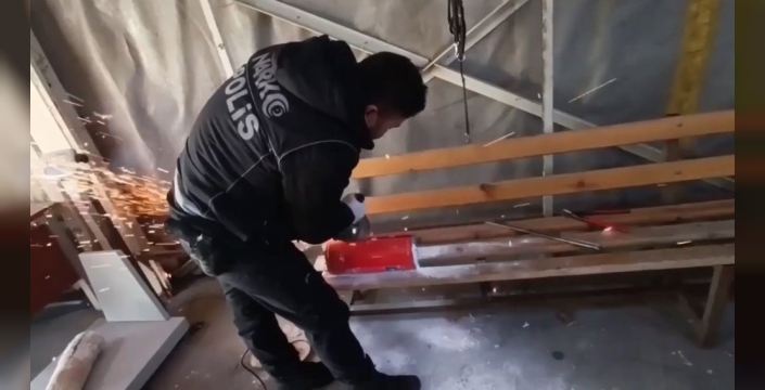 Bagajdaki yangın tüplerinden skunk bombası çıktı: 8 kilo zehir yakalandı!