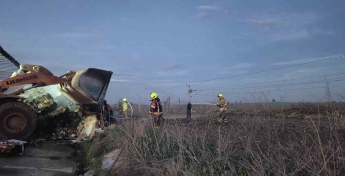 Balıkesir-Bandırma karayolu'nda tır dorsesi alev alev yandı
