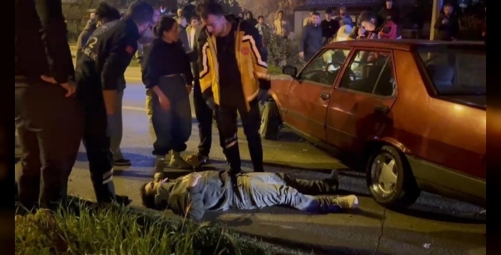 Bartın'da feci kaza: Elektrik direğine çarpan araçta yaralanmalar var