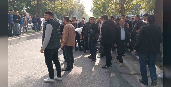 Batman'da kader anları: 17 yaşındaki genç otomobilin hızına yenik düştü, vatandaşlar hayata tutundurdu!