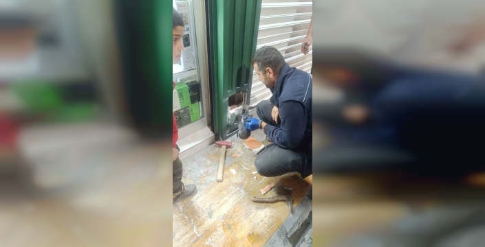 Batmanda nefes kesen kurtarma: Kolon boşluğundaki iki minik canı itfaiye kurtardı