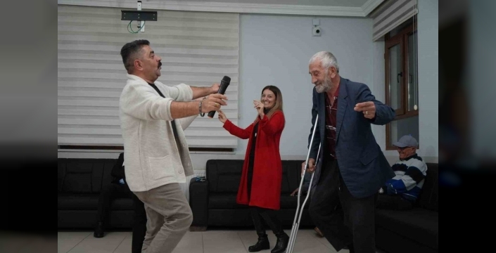 Bayburt'ta huzurevi sakinlerinden unutulmaz gün: Çiğ köfte, halay ve dostluk rüzgarı!
