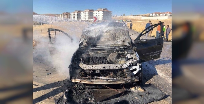 Besnide trafikte şok anlar: Seyir halindeki otomobil alev alev yandı!