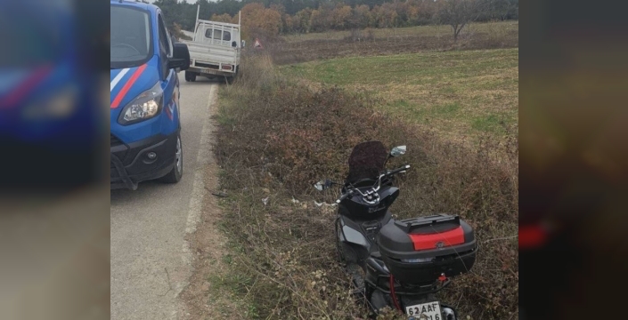 Bilecik'te dramatik motosiklet kazası: Kontrolden çıkan araç iki kişiyi hastanelik etti