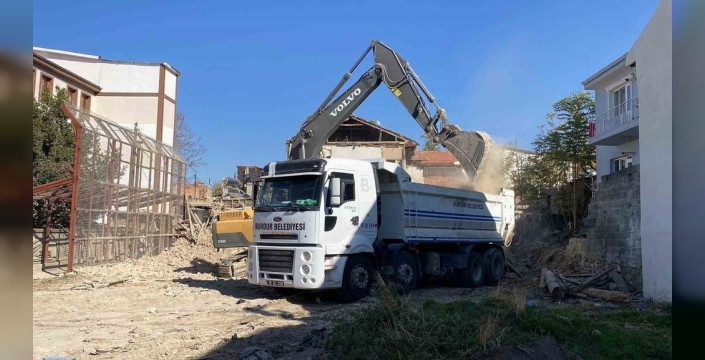Burdur'da yıllardır beklenen yıkım tamam! kiracının kedicikleri tehlike atlattı, ama sonunda her şey bitti mi?