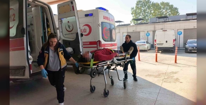 Bursa'da kontrolden çıkan tır devrildi, sürücüsü yaralandı