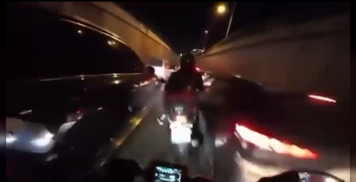 Bursa'da motosiklet kazası: Hızla giden motosikletli iki araç arasında sıkıştı