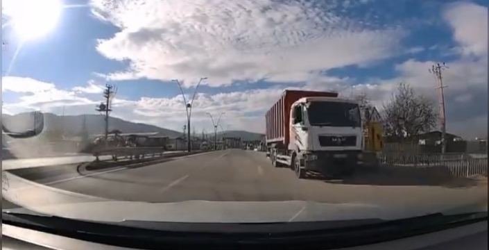 Bursa'da Ters şeritte dehşet saçan kamyon! saniye saniye kameralara yakalandı