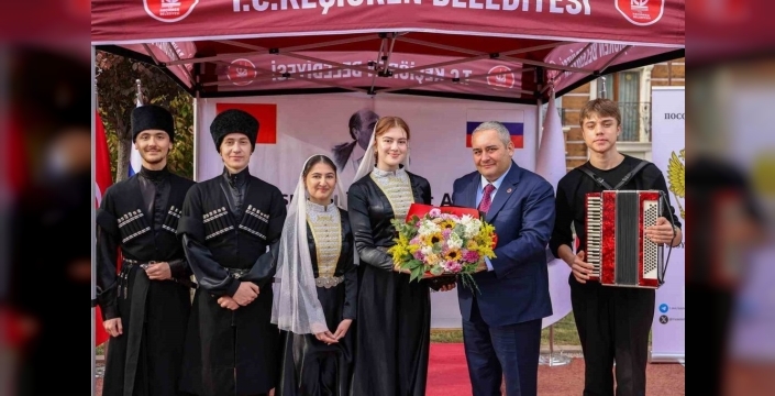 Çalınan büst geri döndü! Keçiören'de büyük buluşma, kültürel köprüler kuruldu!