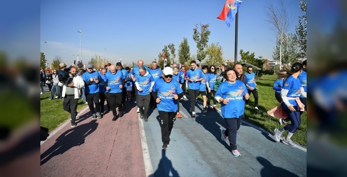 Depremzede çocuklar için anlamlı koşu etkinliği gerçekleştirildi