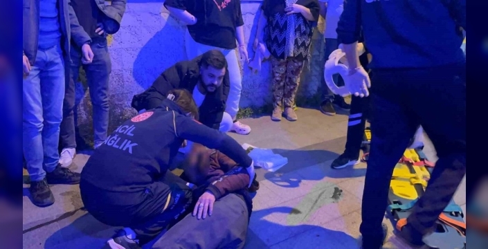 Dramatik an! alkollü yaya, motosikletin çarpmasıyla yere serildi