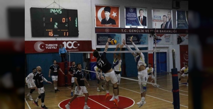 Düzce'de voleybol sahasında tarihe saygı: Zafer kadar anlamlı bir duraklama